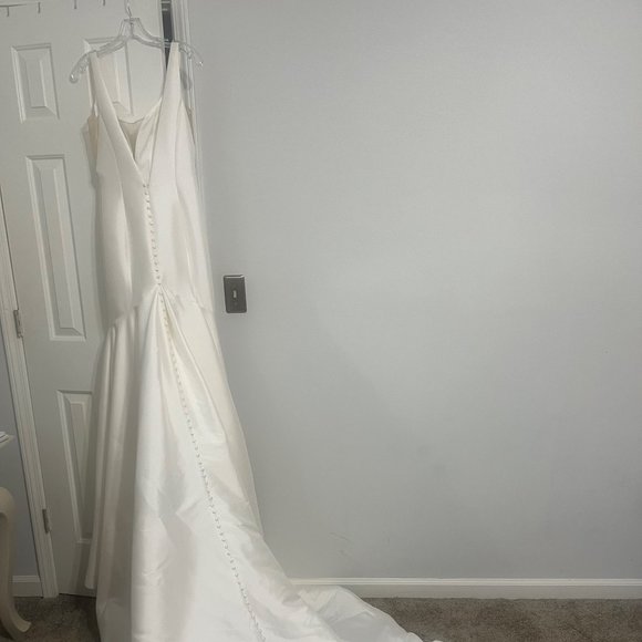 Clean, Trendy, Beautiful Trumpet Wedding Dress, Milkado, Ivory, Size 8 - Picture 3 of 6